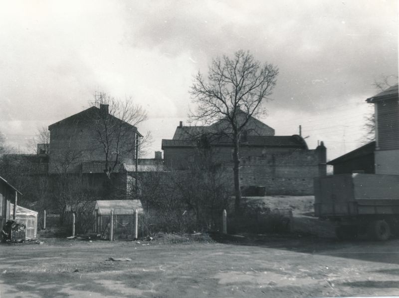 Foto. Vaade Karja tänav 25 ja 27 hoonetele hoovist. 1991.