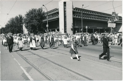 Foto. ENSV VI koolinoorte laulu- ja tantsupidu Tallinnas 2.-5.juulil 1987.a.  Taebla Keskkooli esindajad paraadil.
Foto: Elmar Ambos.  duplicate photo
