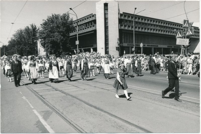 Foto. ENSV VI koolinoorte laulu- ja tantsupidu Tallinnas 2.-5.juulil 1987.a.  Taebla Keskkooli esindajad paraadil.
Foto: Elmar Ambos.