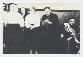 August Riismanni mälestustahvli avamine Kodila kooli saalis. Kõneleb Mart Tapupere. Paremal dirigent Hugo Randlepp