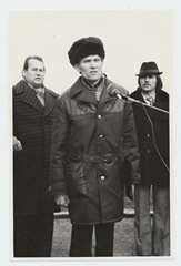 Mihkel Aitsami 100. sünniaastapäeva tähistamine. Kõneleb Vigala Kutsekeskkooli direktorAlbert Zuping, vasakul Endel Asser, paremal Kaljo Toome