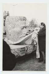 Mihkel Aitsami 100. sünniaastapäeva tähistamine. Endel Asser eemaldab katte monumendilt