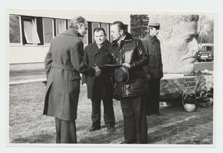 Mihkel Aitsami 100. sünniaastapäeva tähistamine. Endel Asser annab aukirja monumendi autorile Endel Taniloole