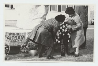 Mihkel Aitsami 100. sünniaastapäeva tähistamine. Olga Naudi pärga asetamas