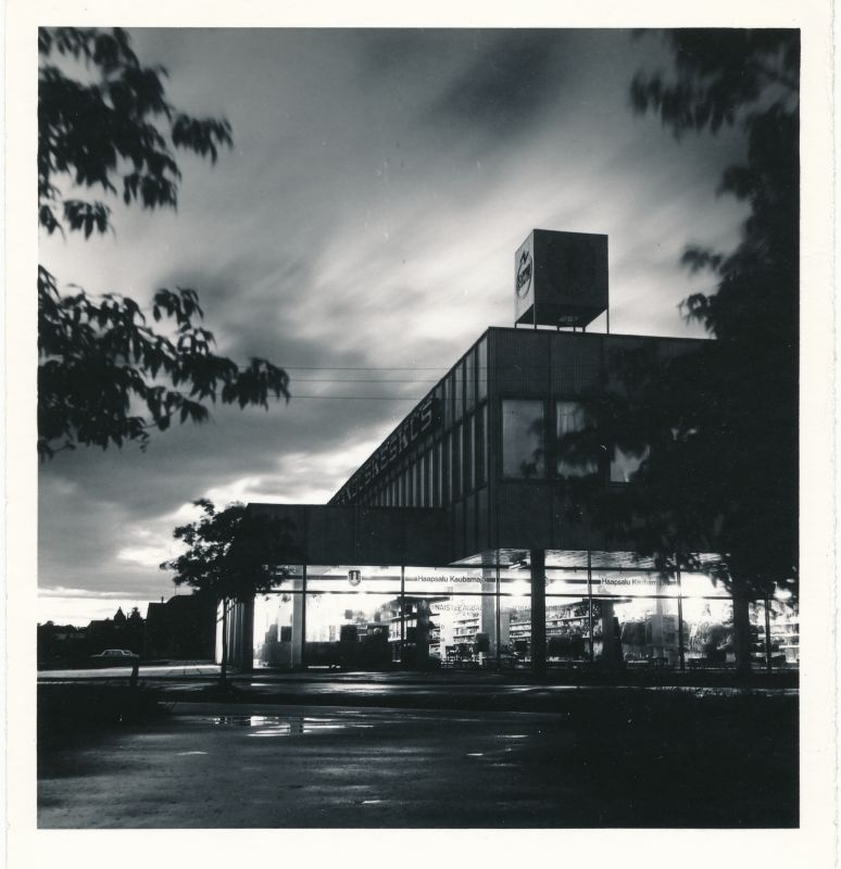 Foto. 1977.a. valminud Haapsalu kaubanduskeskuse hoone.Mustvalge.