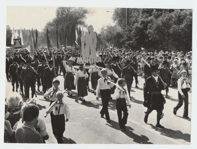 Mahtra muuseumi orkester 1975.a Üldlaulupeol. Esireas õpilaste keskel Jaan Tertsius