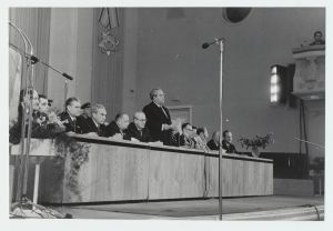 EKP Keskkomitee ja ENSV Ülemnõukogu koosolek. Koosoleku presiidium. Kõneleb ENSV Ülemnõukogu Presiidiumi esimees A. Vader