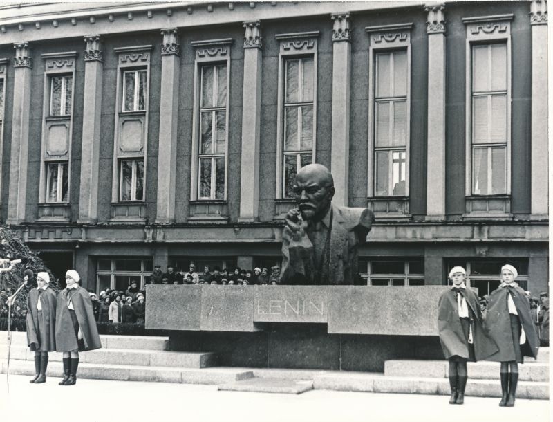Foto. V. I. Lenini mälestussamba avamisel Pärnus. 1982.