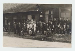 Juuru Haridusseltsi liikmed Haridusseltsi maja ees 1928.a.