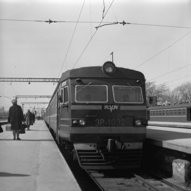 Raudtee. Elektrirong perrooni ääres.