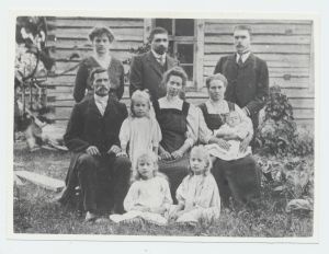 Jüri Pank taga keskel kahe õega (istuvad ees) ja nende perekonnaliikmetega 1910.a.