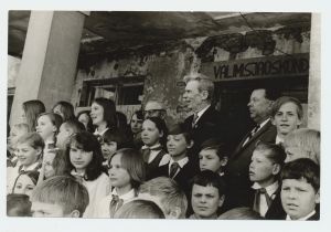 Richard Majak , Jaan Tertsius ja Erich Kingsepp pioneeride keskel  similar photo