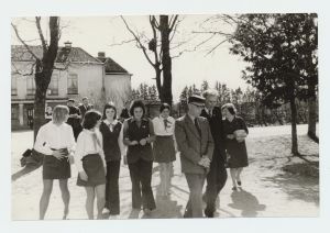 Ants Kruusimägi, Richard  Majak ja Erna Uudeküll Juuru kultuurimaja ees