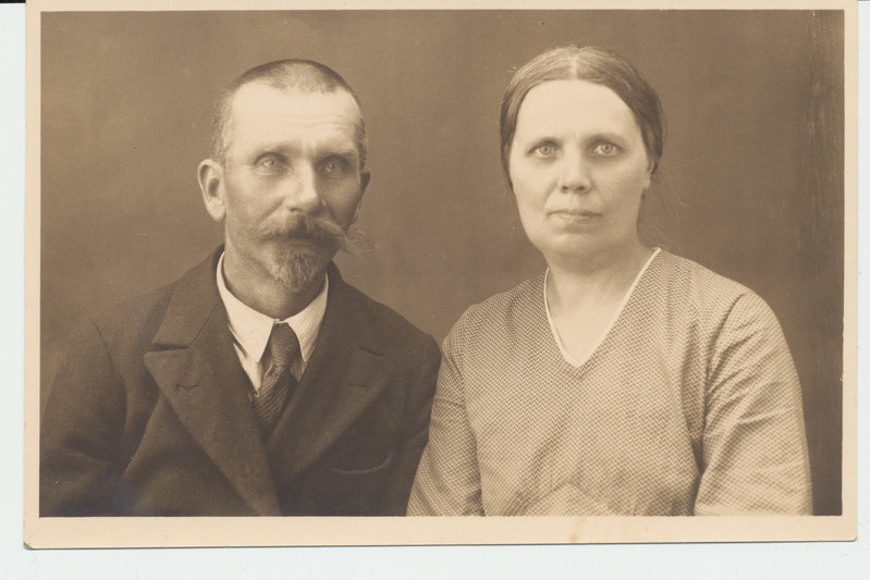 Foto. Ernst Reinvald abikaasaga. 1933.