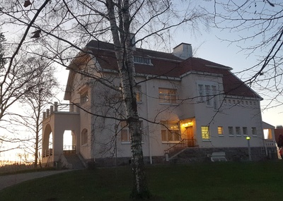 Tamminiemi Jörgen Nissenin aikana. Vasemmalla Lisbeth Nissen, oikealla Birgit Nissen. rephoto