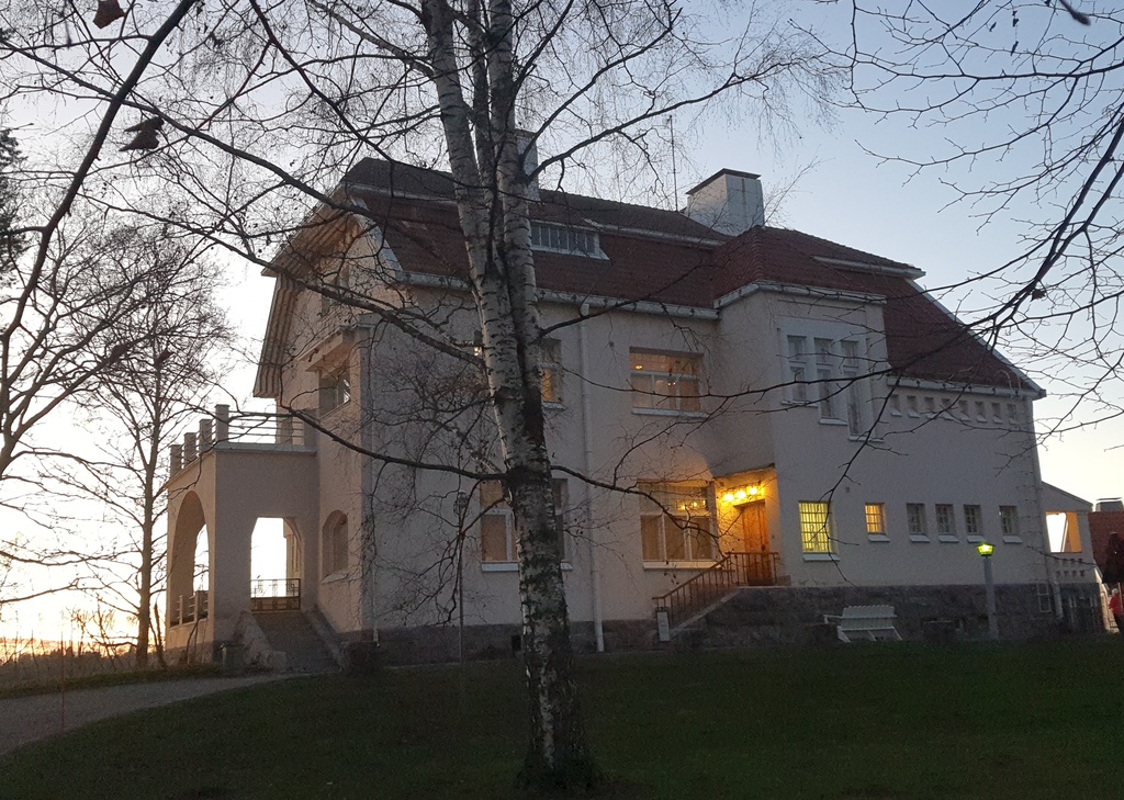 Tamminiemi Jörgen Nissenin aikana. Vasemmalla Lisbeth Nissen, oikealla Birgit Nissen. rephoto