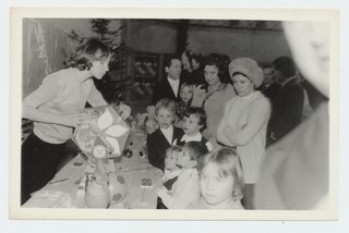 Rapla KEKi laste nääripidu. Lapsed loosiratta juures