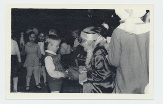 Rapla KEKi laste nääripidu. Lapsed loosiratta juures