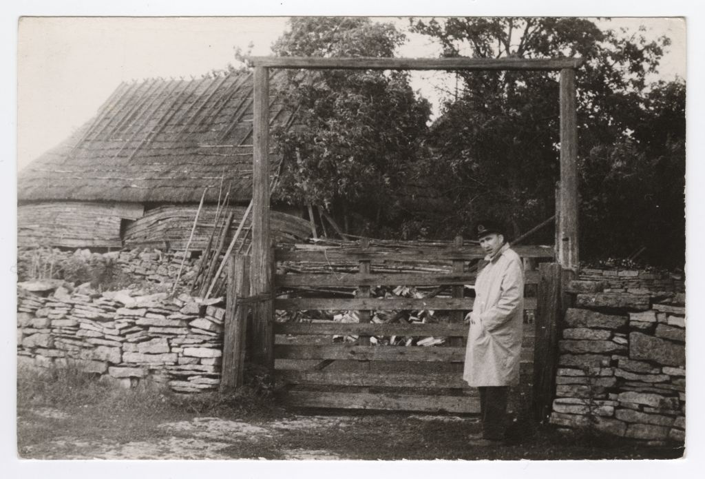 Aleksander Lahe talu värav Saaremaal Atla külas, värava ees Eesti Riikliku Meremuuseumi direktor Ants Pärna