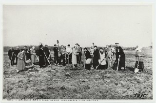 Peru 1926.a põlenud koolimaja alusmüüride koristamise talgud 1930.a.