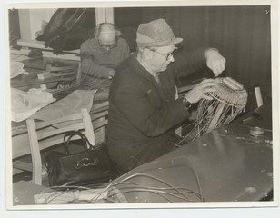 Juuru kultuurimaja korvipunujate ring. Korve punuvad Voldemar Tutt ja Jako Talts (esiplaanil)