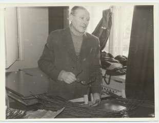 Juuru kultuurimaja korvipunujate ring. Korvipunuja Jakob Talts