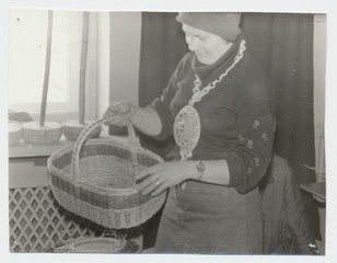 Juuru kultuurimaja korvipunujate ring.  Linda Kivimurd juhendaja poolt tehtud kaelaehte ja korviga