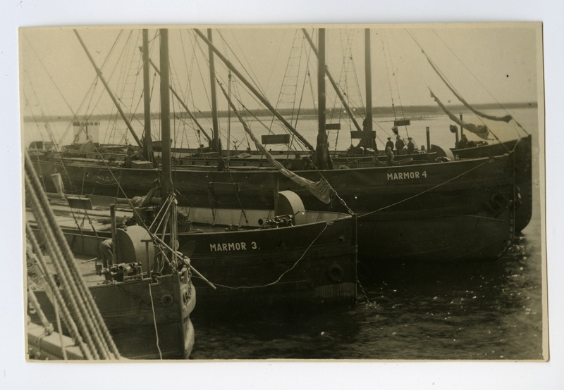 praamid "Marmor 3" ja "Marmor 4" Saaremaal Jaagurahu sadamas