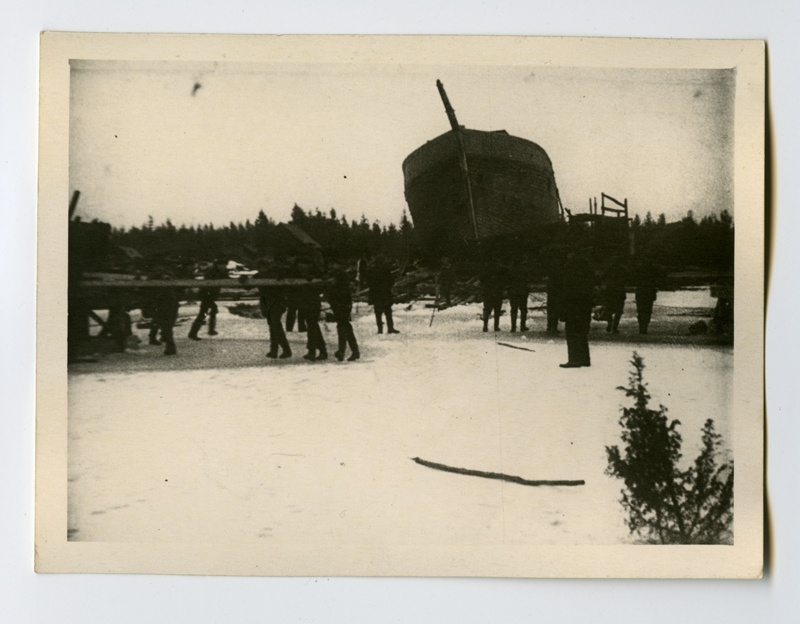 Mootorpurjelaeva vettelaskmine Saaremaal Kihelkonnas