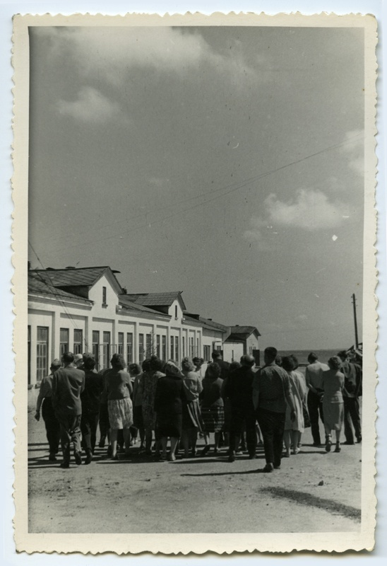 Tallinna Kalakombinaadi töötajad Saaremaal Läätsa kalatehase õuel