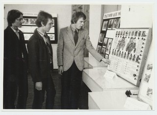 Vigala maakutsekool nr. 29. Tehnilise omaloomingu näitusel olev vastav trenažöör võimaldas kontrollida teadmisi trektori MTZ-80 ja MTZ-82 määrisise kohta