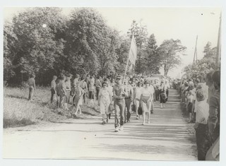 Rapla laat 1982. Karnevali rongkäigu algus, esiplaanil kooperatiivi juhtkond
