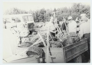 Rapla laat 1982. Kartulikorvide, rehade ja vikatilöede müük laadal