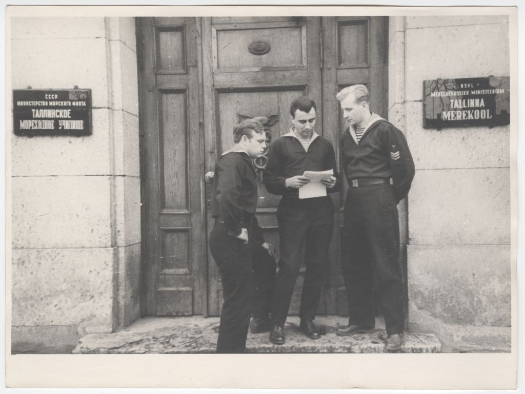 Tallinna Merekooli kolm kursanti koolimaja ukse juures trepil