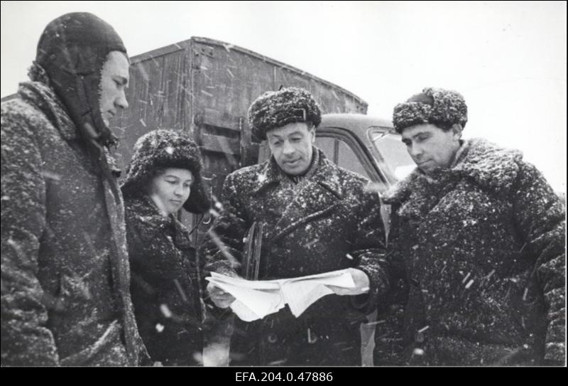 Kohtla-Järve - Tallinn teise gaasijuhtme ehitajaid, gaasimagistraalide ehitamise veterane (vasakult) meister Ivan Titov, arvestaja Ljudmila Titova, jaoskonnaülem Ivan Kornilin ja jaoskonna mehaanik Jakov Kalašnikov.