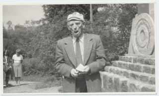 Kodu- uurijate kokkutulek Rapla rajoonis. Ants Kruusimägi kõneleb Mahtra ausamba juures