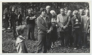 Kodu- uurijate kokkutulek Rapla rajoonis. Muuseumi direktor kõneleb Tõnu Langi haual