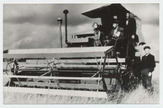 Esimene kombain ühinenud M. Aitsami nim kolhoosis, kombainer Arkadi Oidram