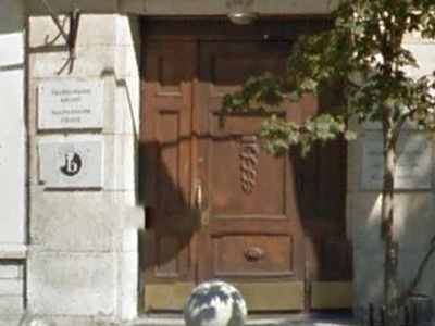 Tallinna Merekooli kolm kursanti koolimaja ukse juures trepil rephoto