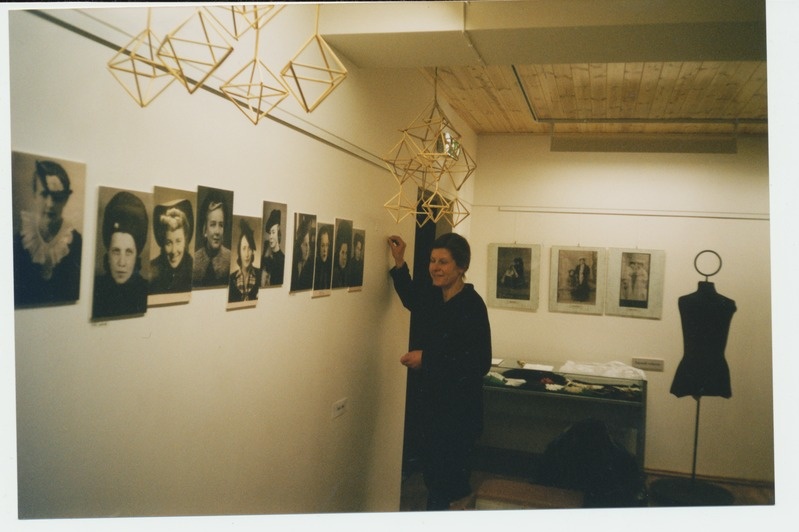 Näituse Elegantne naine kunstnik Krista Lepland.