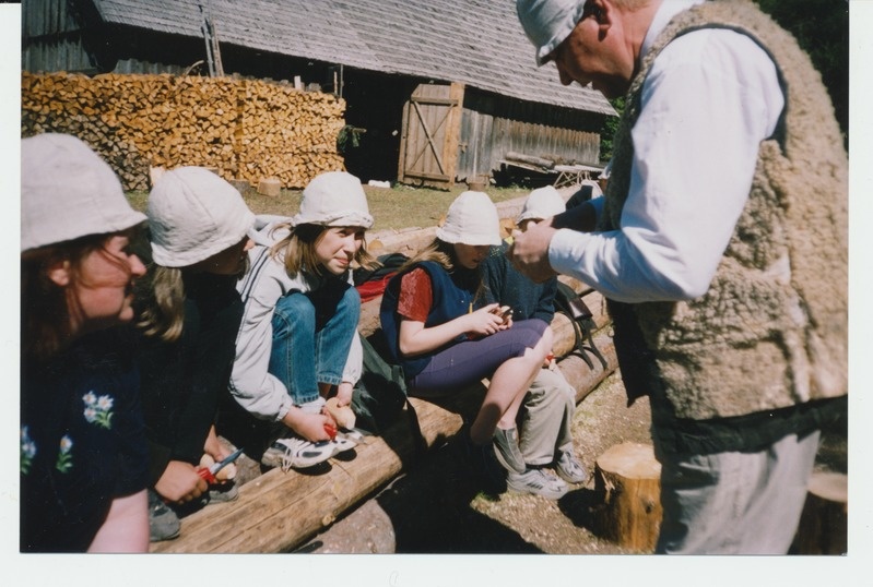 Sven Põder töövõtteid näitamas