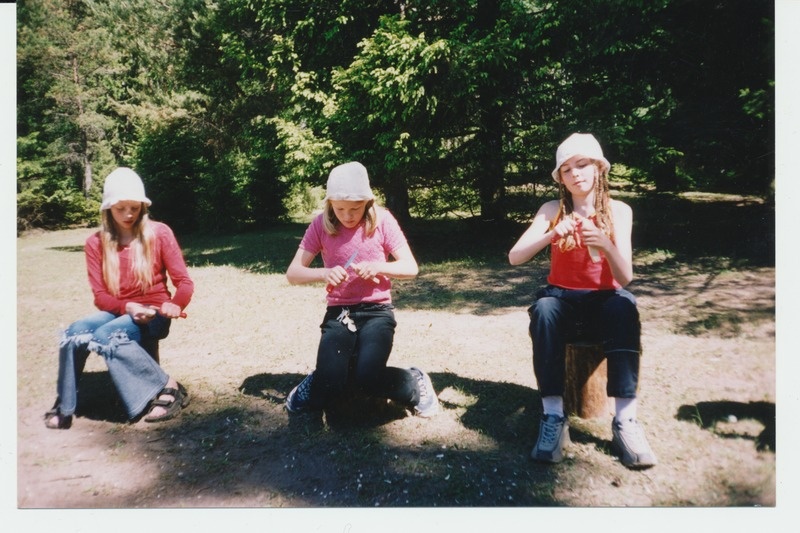 Puutööpäeval, tüdrukud vestmas