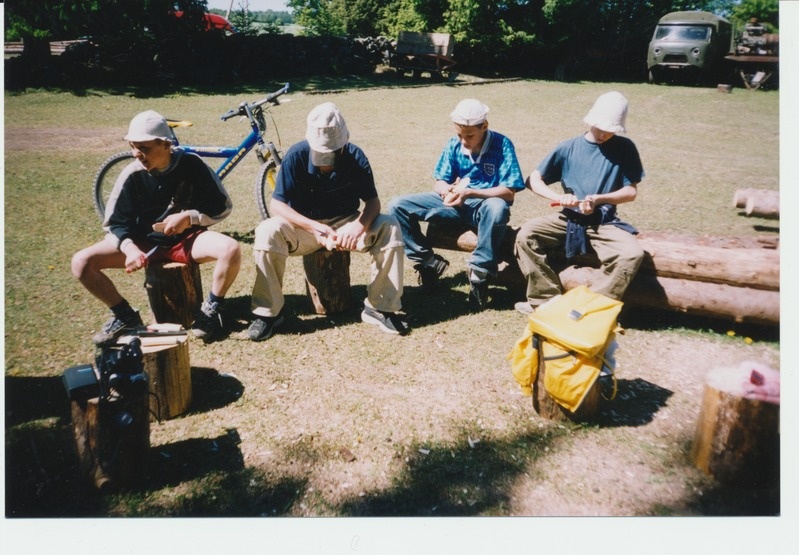 Puutööpäeval, poisid meisterdamas