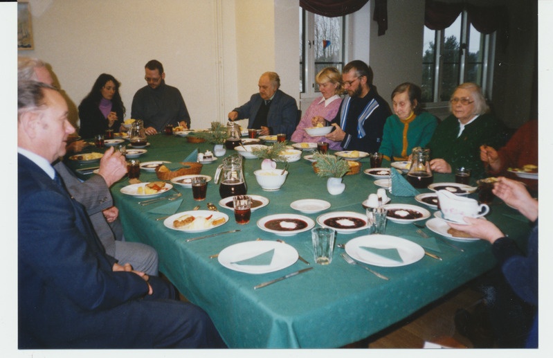 Söögilauas paremalt: Ilse Rahkema, Alide Laars, Rait Talvoja, Ülle Viitkar, August Sõero