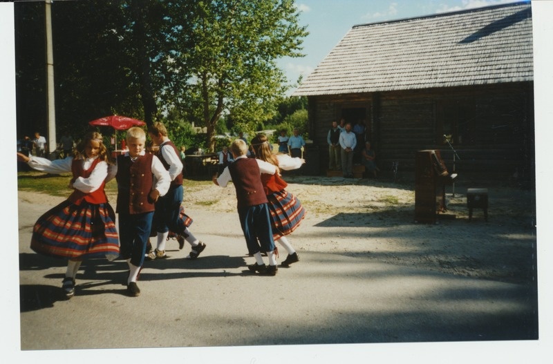 Järvakandi muuseumi avamine, esinevad rahvatantsijad