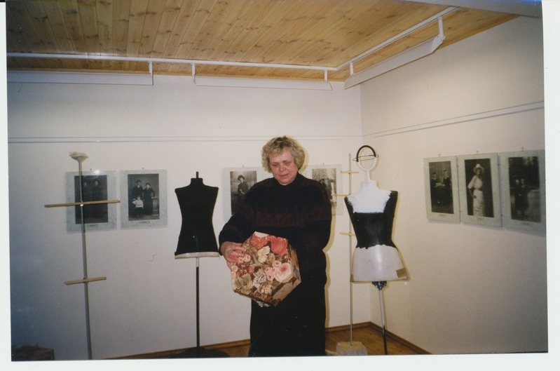 Näituse Elegantne naine kuraator Helle Avila.