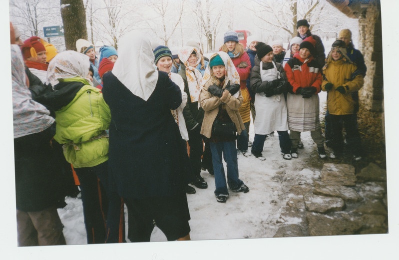 Kadrid Eeru kõrtsi ees