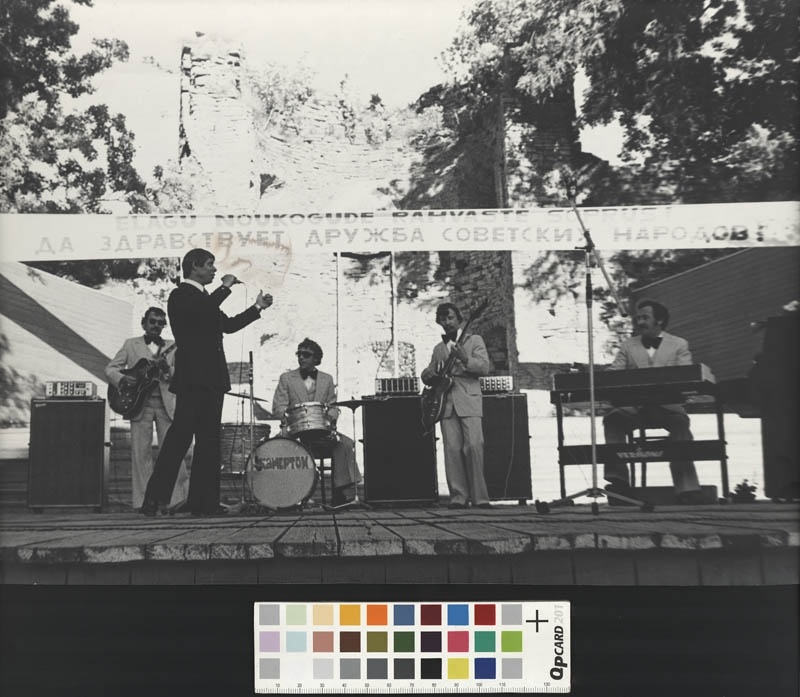 Foto. Haapsalu lossipargis esineb Eduard Khil (Эдуард Анатольевич Хиль). F: H. Pilter, 1977.