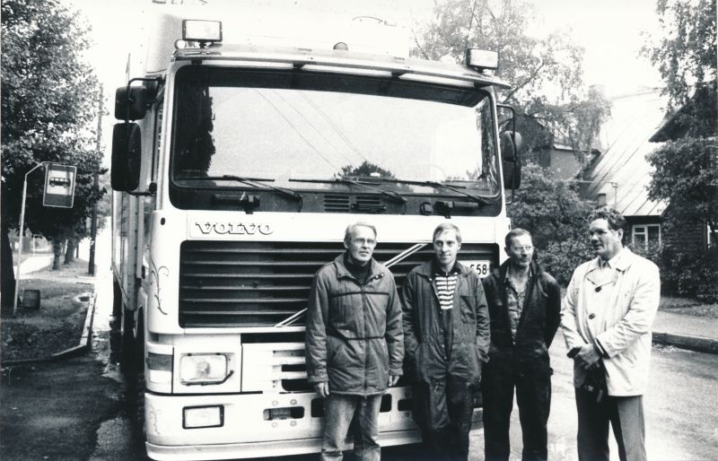Foto. Samaaria Missioneni Eesti esindaja J.Nõlvak (vasakul) soomlastega Haapsalus teenindusmaja lähedal. J.Nõlvak 20.09.1991.