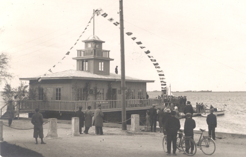 Foto. Esimene liputõstmine Haapsalu Jahtklubi uuel hoonel. 1933.  Albumis HM 8466:1. Kuulunud Harald Dampffile.